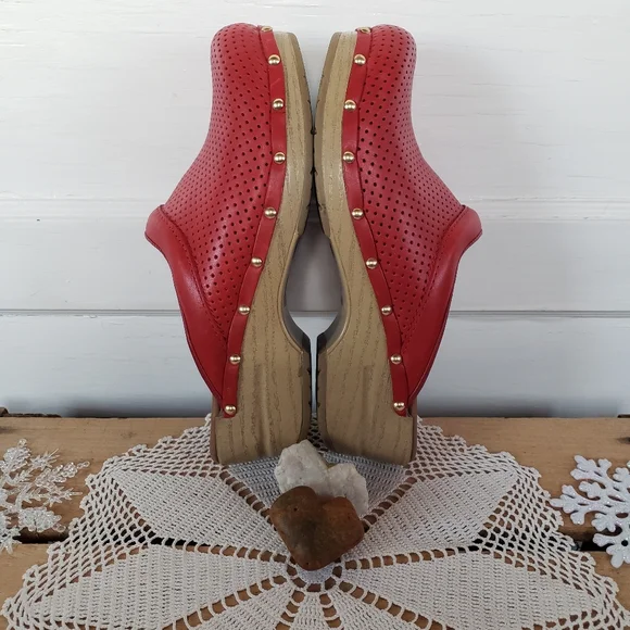 ⚘AvaiLable⚘inQuire!⚘RED Dansko Pro Sonja Perforated Honey Clogs Brass Studs Boho - Picture 7 of 13